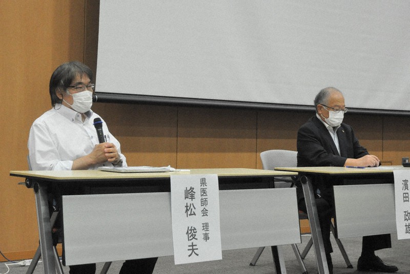 報道機関対象の勉強会でデルタ株について話す峰松医師(左)と浜田・県医師会副会長