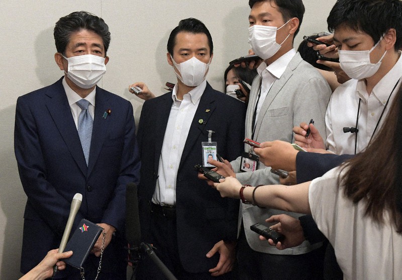 「桜を見る会」前夜祭を巡って、検察審査会が不起訴不当の議決をしたことについて、記者団の質問に答える安倍晋三前首相(左)=衆院第1議員会館で2021年7月30日、竹内幹撮影
