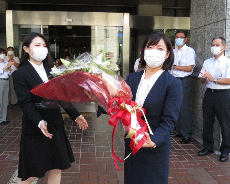 初登庁し職員から花束を受け取った滝沢智子市長=池田市役所前で2021年8月30日午前9時4分、三角真理撮影