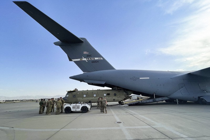 アフガニスタンから撤退するため輸送機に載せられる米軍のCH-47チヌーク・ヘリコプター=カブールの空港で8月28日、米国防総省提供・AP