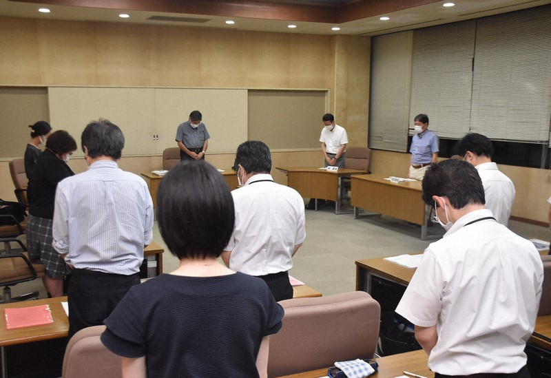 部会の冒頭、亡くなった女児に黙とうをささげる県職員ら=大津市松本1の県大津合同庁舎で2021年8月30日午後7時0分、諸隈美紗稀撮影