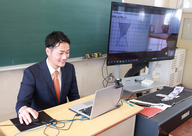 オンラインで授業をする教員。充実したオンライン授業の態勢作りが求められる=大阪市西区で2021年4月26日午前9時35分、猪飼健史撮影(画像の一部を加工しています)