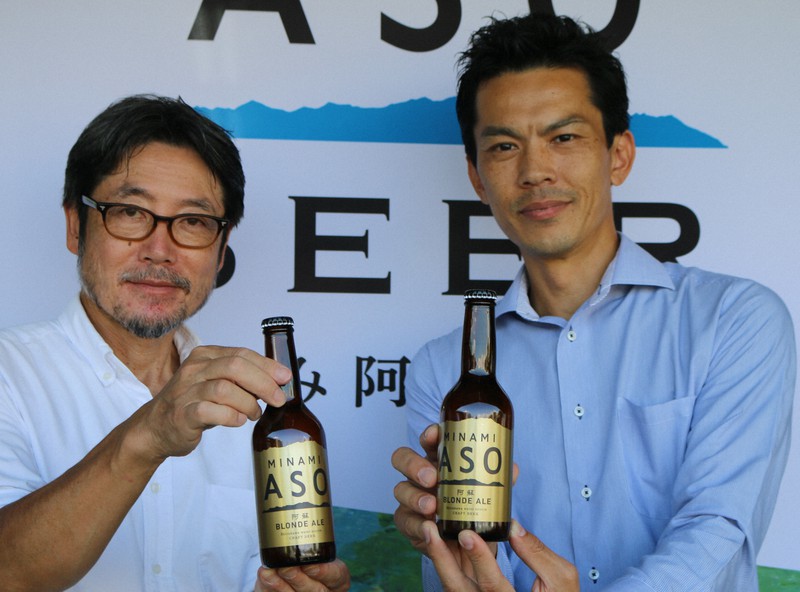製造した「阿蘇ブロンドエール」を手にするみなみ阿蘇ビールの梶川悟史社長(右)と内田英喜取締役=熊本県南阿蘇村で2021年8月30日午後4時1分、山本泰久撮影