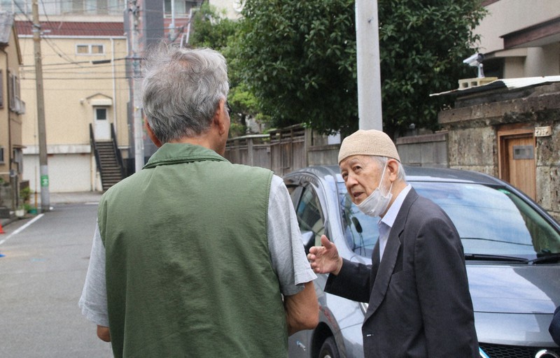 震災当時に陳善慶さんが暮らしていた周辺で、住民に話を聞く林伯耀さん(右)=横浜市鶴見区で2020年10月14日午前11時26分、井田純撮影