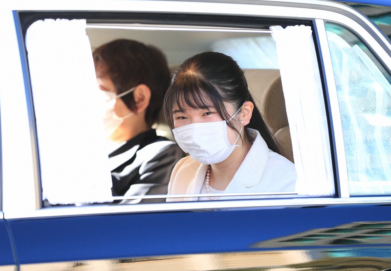 皇居に入られる天皇、皇后両陛下の長女愛子さま=皇居・半蔵門で2021年1月1日(代表撮影)