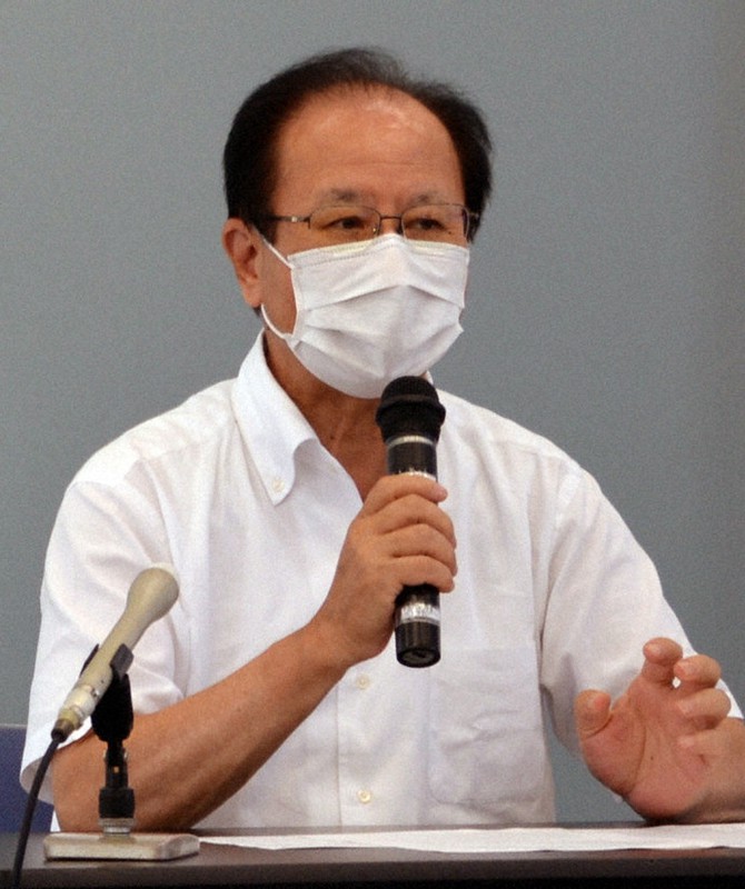 和解成立後に記者会見する弁護団長の村松昭夫弁護士=大阪市内で、芝村侑美撮影