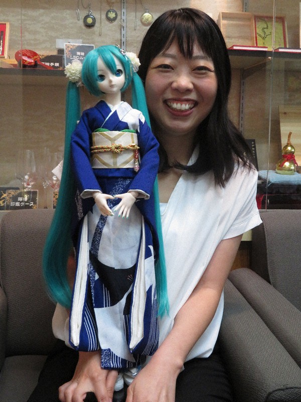 初音ミクを会社を救う「天使で女神」と呼ぶ橋本寛子さん=和歌山県海南市岡田で、新宮達撮影