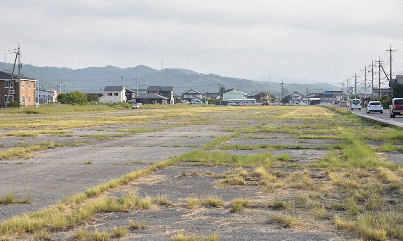 第二次世界大戦末期に建設された大社基地の滑走路跡。当時としては珍しいコンクリート舗装で、重要拠点と位置づけられていたことが分かる=島根県出雲市斐川町出西で、松原隼斗撮影