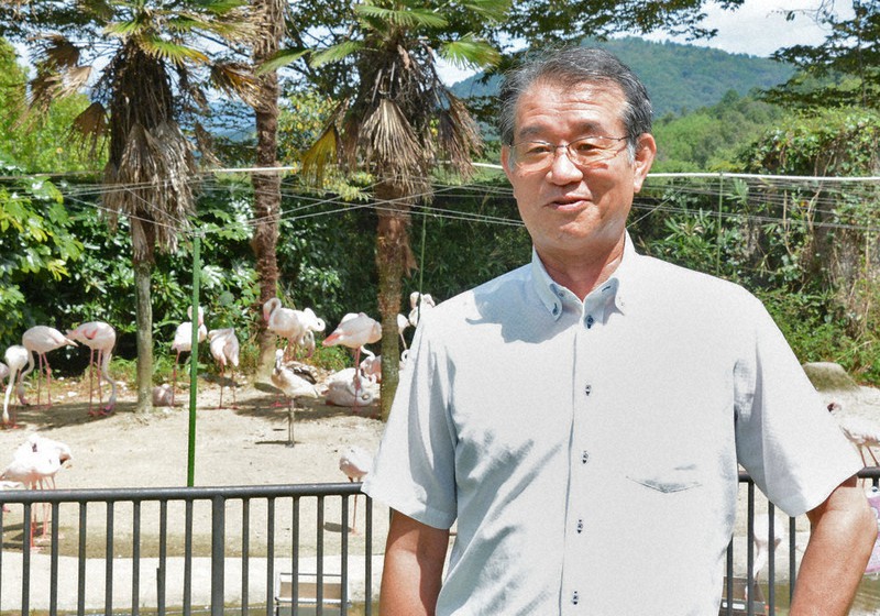 フラミンゴ舎の前で安佐動物公園の50年を振り返る南心司園長=広島市安佐北区の安佐動物公園で2021年8月28日午後0時16分、池田一生撮影