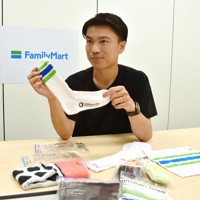 「ファミマソックス」として若者から話題を集めた靴下について語る吉村直途さん＝東京都港区で2021年6月4日、松山文音撮影