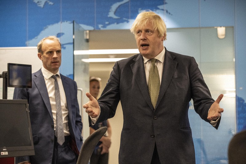 ジョンソン英首相(右)=ロンドンで2021年8月27日、AP