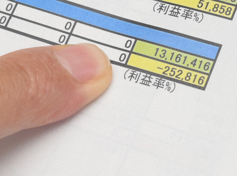今年度の経営状況を表した資料を指し「夏休みまでで既に25万円余りの赤字だ」と窮状を訴える学食運営会社の社長=福岡市で2021年8月31日午後2時14分、吉川雄策撮影