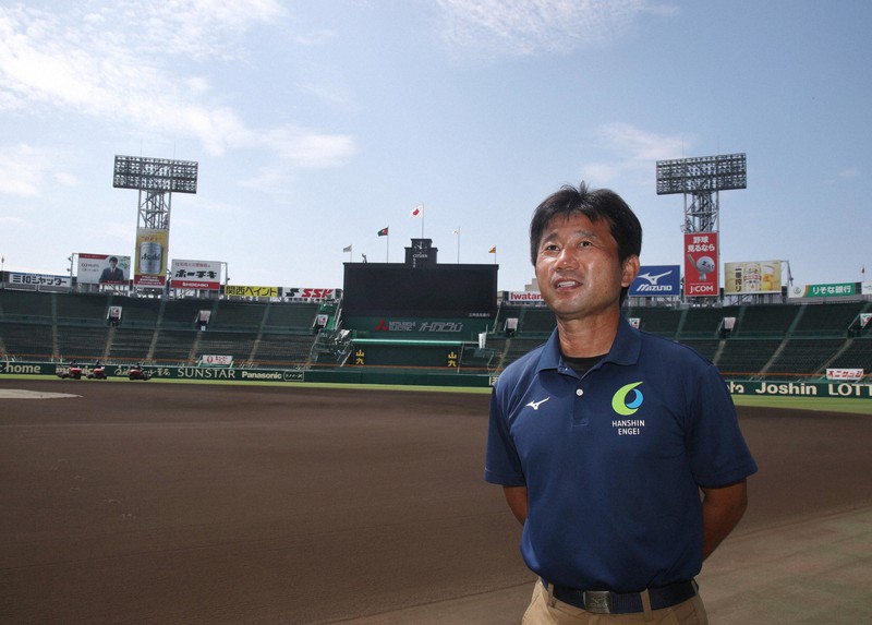 甲子園のグラウンドに立つ阪神園芸甲子園施設部長の金沢健児さん=兵庫県西宮市で2021年7月29日、梅田麻衣子撮影
