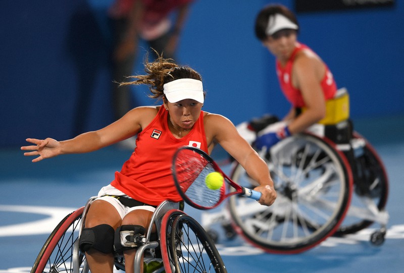 女子ダブルス準決勝、ショットを放つ上地結衣(手前)。奥は大谷桃子=有明テニスの森公園で2021年9月1日、久保玲撮影