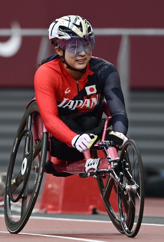女子100メートル(車いすT54)予選後に笑顔の村岡桃佳=国立競技場で2021年9月1日、藤井達也撮影