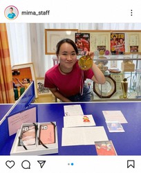 伊藤美誠 ファンレターを前に笑顔のオフショット披露にファン 待ってかわいすぎ これからも頑張って スポニチ