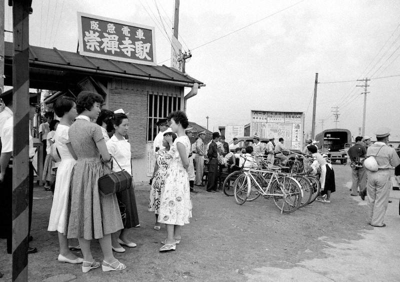 不発弾の搬出を終えるまで駅前で待機する乗客ら=1956年8月31日撮影