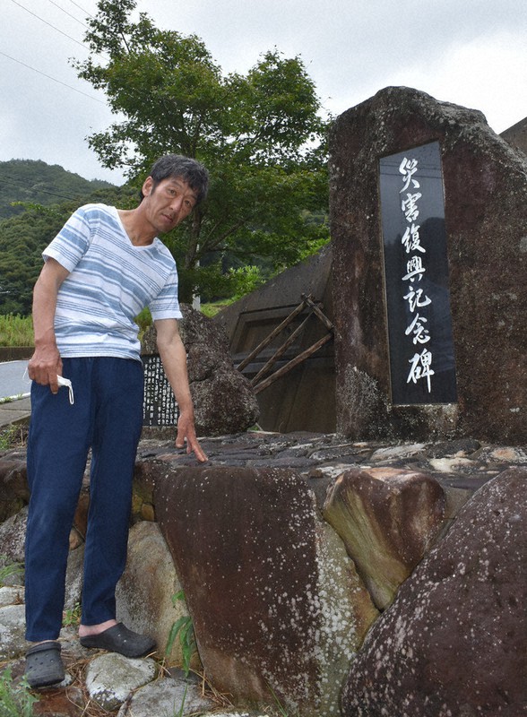 製作に関わった災害復興記念碑の前に立つ打越大吾さん=和歌山県田辺市伏菟野で、竹内之浩撮影
