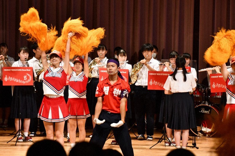 選手にエールを贈る応援団・チアリーダーと吹奏楽部=和歌山市冬野で、代表撮影