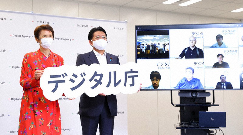 デジタル庁の発足式で記念撮影に応じる平井卓也デジタル相(右)と石倉洋子デジタル監=東京都千代田区で2021年9月1日、長谷川直亮撮影