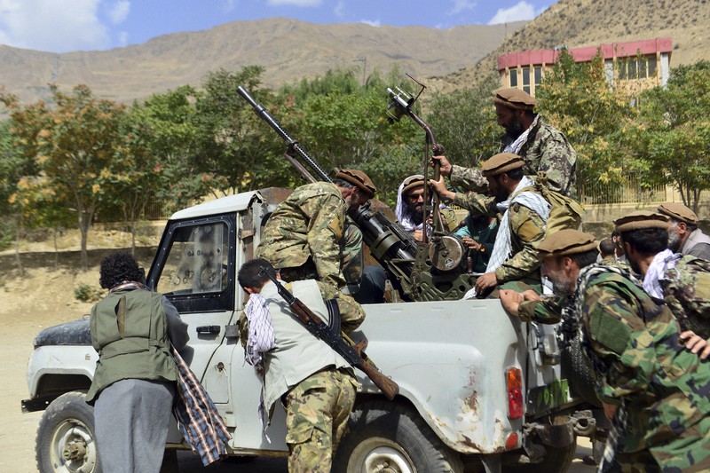 戦闘訓練をする反タリバンの抵抗勢力=アフガニスタン北部パンジシール州で8月30日、AP