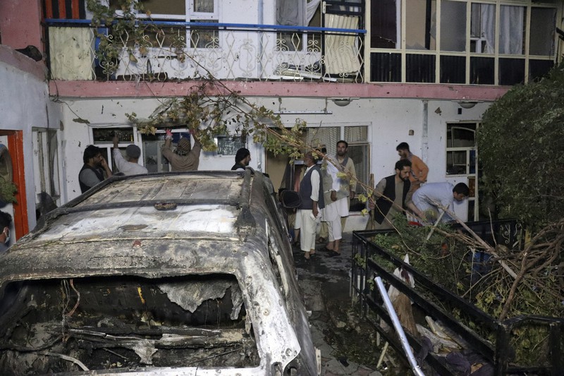 空爆によって破壊されたとみられる車両(左手前)=アフガニスタンの首都カブールで2021年8月29日、AP