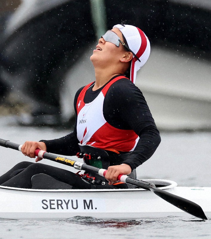 女子カヤックシングル(運動機能障害KL1)予選でタイムが伸びず天を仰ぐ瀬立モニカ=海の森水上競技場で2021年9月2日、幾島健太郎撮影