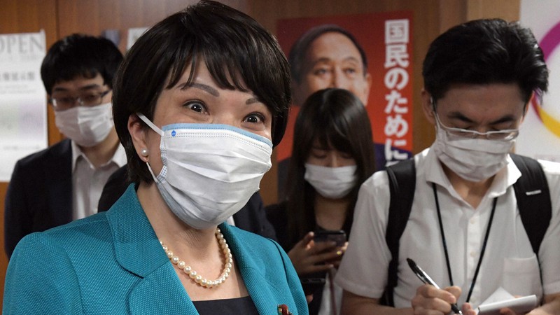自民党総裁選をめぐり、記者団の質問に答える高市早苗前総務相=東京都千代田区の同党本部で2021年8月19日、竹内幹撮影