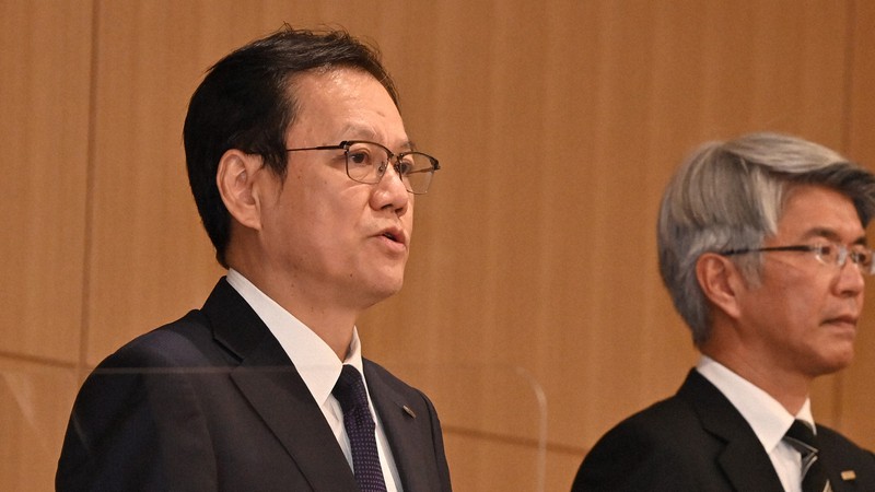 システム障害について記者会見で謝罪する坂井辰史・みずほフィナンシャルグループ社長(左)と、藤原弘治・みずほ銀行頭取=東京都千代田区で2021年8月20日、大西岳彦撮影