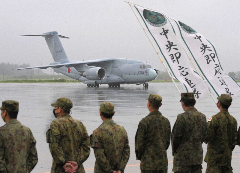 アフガニスタンでの退避支援活動を終え、隊員を乗せて帰国した自衛隊のC2輸送機=埼玉県狭山市の航空自衛隊入間基地で2021年9月3日午前、手塚耕一郎撮影
