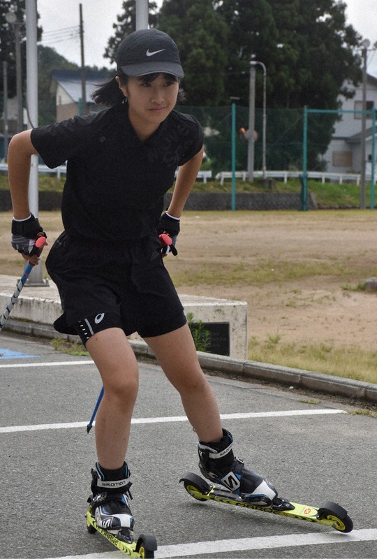 オフシーズンはローラースキーに履き替えて練習する大場明咲さん=山形県尾花沢市立福原小で2021年8月1日、小寺泰介撮影