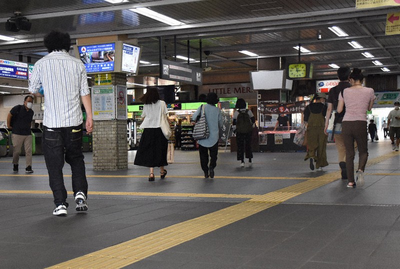 視覚障害者の女性と歩行者が衝突したJR川口駅のコンコース。障害者福祉団体は駅の利用者に見守りや声かけの協力を呼びかけている=埼玉県川口市で2021年8月30日、成澤隼人撮影