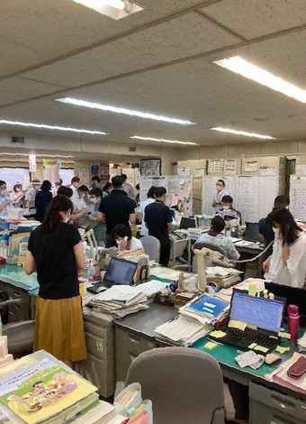 8月26日にあった朝の打ち合わせは7月6日と一変し、応援者も含めて30~40人が参加した=中部保健所提供