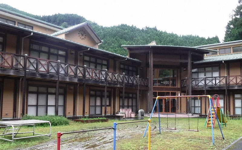 旧大塔小中学校の校舎を活用した「大塔ライフハウス」=奈良県五條市大塔町で2021年8月20日午後5時、高田房二郎撮影