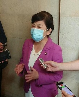 記者団の取材に応じる社民党の福島瑞穂党首=国会内で3日、佐野格撮影