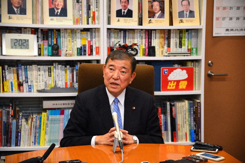 菅義偉首相の自民党総裁選不出馬表明を受け、記者団の取材に応じる石破茂元幹事長=2021年9月3日13時54分(代表撮影)