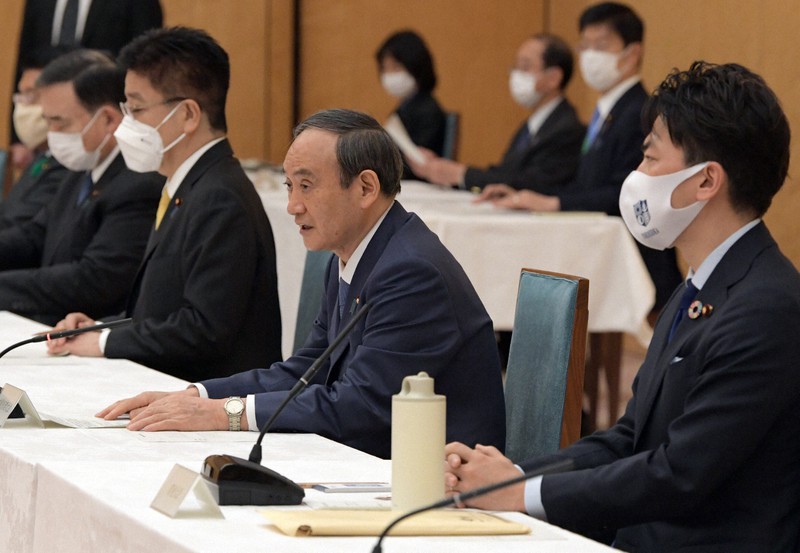 地球温暖化対策推進本部の会合で温室効果ガスの削減目標を表明する菅義偉首相(手前右から2人目)。右端は小泉進次郎環境相=首相官邸で2021年4月22日午後5時57分、竹内幹撮影
