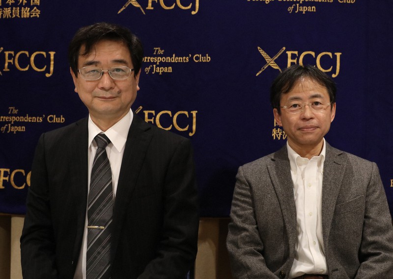 日本学術会議の任命拒否問題を巡り、記者会見に臨む立命館大の松宮孝明教授(左)と早稲田大の岡田正則教授=東京都千代田区で2020年10月23日、喜屋武真之介撮影