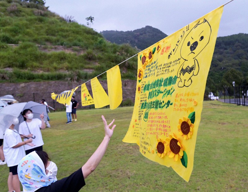 住民が復興支援に感謝して書き込み、飾られてはためく黄色いハンカチ=和歌山県新宮市熊野川町で2021年9月3日午後1時32分、加古信志撮影