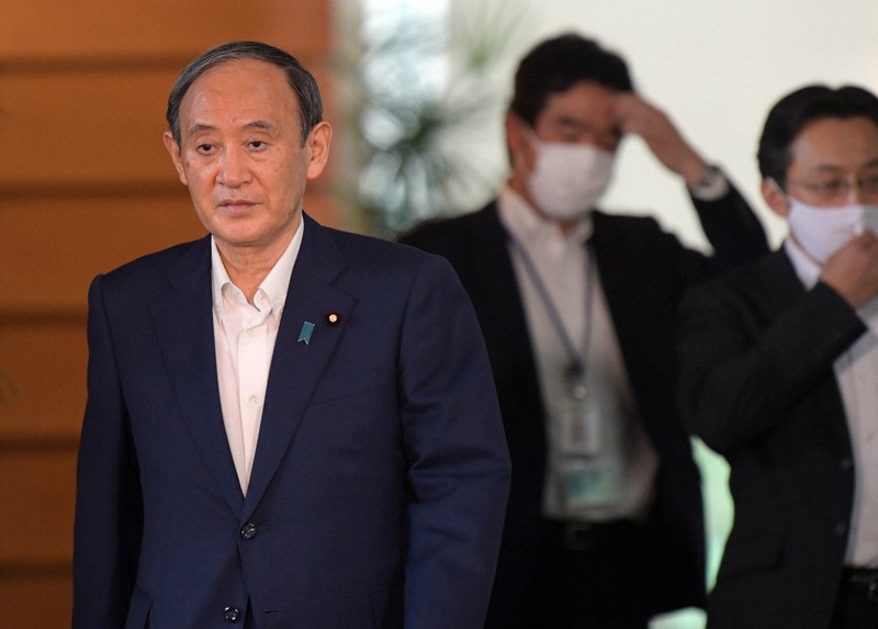 自民党総裁選不出馬について記者団の取材に臨む菅義偉首相(左)=首相官邸で2021年9月3日午後1時6分、竹内幹撮影