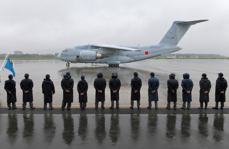 出迎えの自衛官が並ぶ中、アフガニスタンでの退避支援活動を終え、隊員を乗せて帰国した自衛隊のC2輸送機=埼玉県狭山市の航空自衛隊入間基地で2021年9月3日午前9時32分、手塚耕一郎撮影