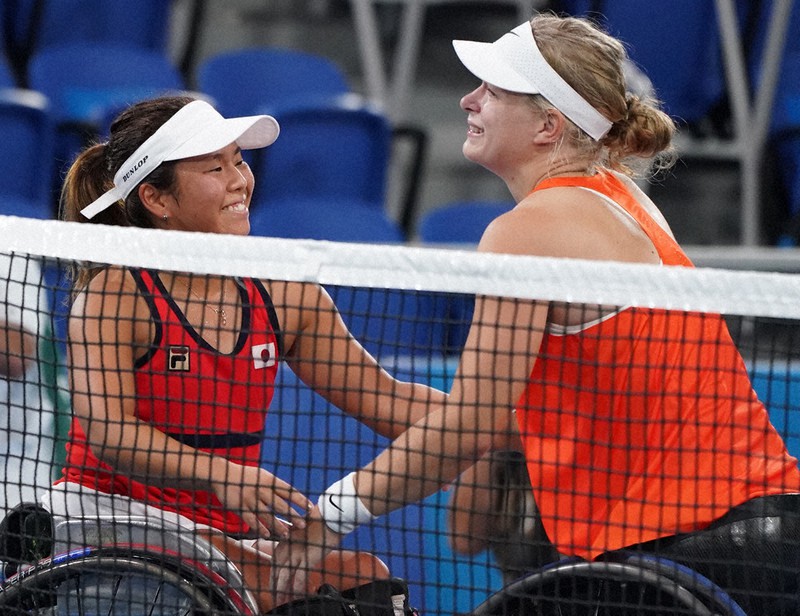 女子シングルス決勝を終えてオランダのデフロート(右)と健闘をたたえ合う上地=宮間俊樹撮影