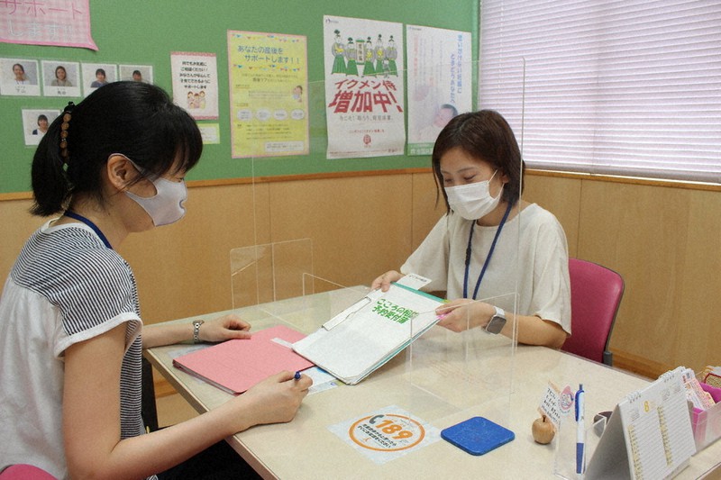 夜間のこころの相談に使用する部屋で準備する敦賀市の保健師=福井県敦賀市中央町2の「健康センターはぴふる」で2021年9月2日午後2時54分、大島秀利撮影