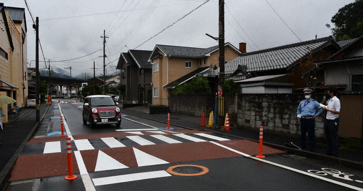 昭和30年代【レア】当時物☆横断歩道を守り続けた☆おまわりさん高さ1m20cm 舞台は「一億総忍者の国・日本」。子ども忍者やお爺ちゃん忍者が