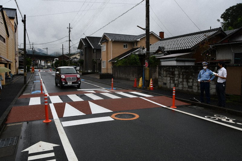 横断歩道高く、速度低く 舞鶴署推進 道路より10センチ盛り上げ 三笠小
