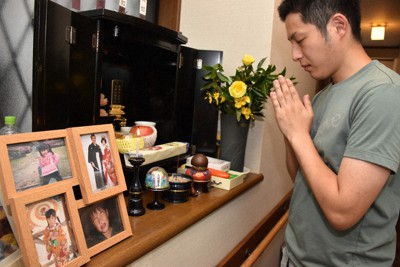 仏壇に手を合わせる中平さん＝和歌山県新宮市で2021年9月1日午後5時4分、木村綾撮影