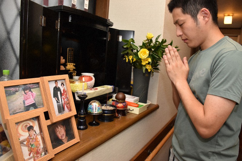 仏壇に手を合わせる中平さん=和歌山県新宮市で2021年9月1日午後5時4分、木村綾撮影