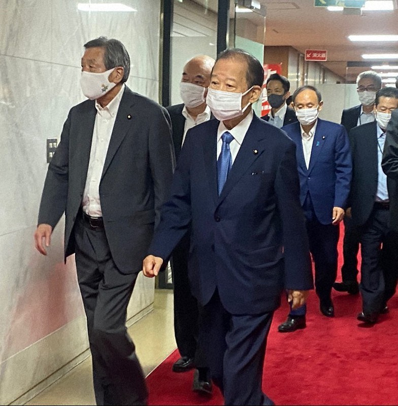 自民党臨時役員会に向かう二階俊博幹事長(中央)とその後ろを歩く菅義偉首相=東京都千代田区の自民党本部で2021年9月3日午前11時31分、野間口陽撮影