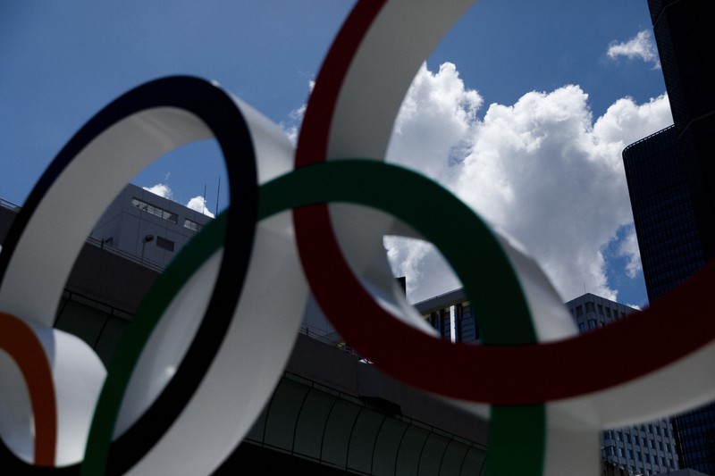 東京五輪が開催されている中、日本橋に設置された五輪のシンボルマークの向こうに広がる夏雲=東京都中央区で2021年8月3日午後1時10分、吉田航太撮影