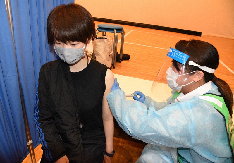 ワクチン接種行列は サクラ と誤情報 陰謀論が広がる三つの要因 毎日新聞